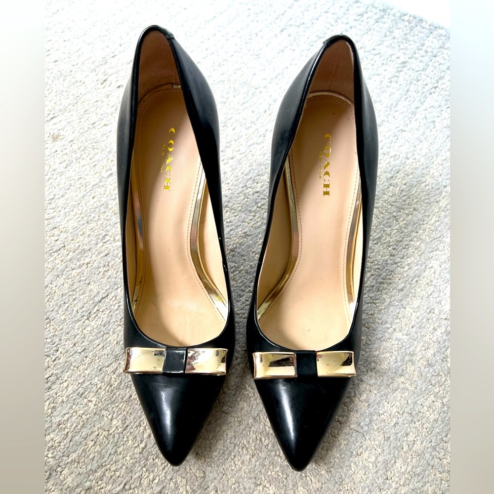 Coach - Black leather gold bow pumps size 7